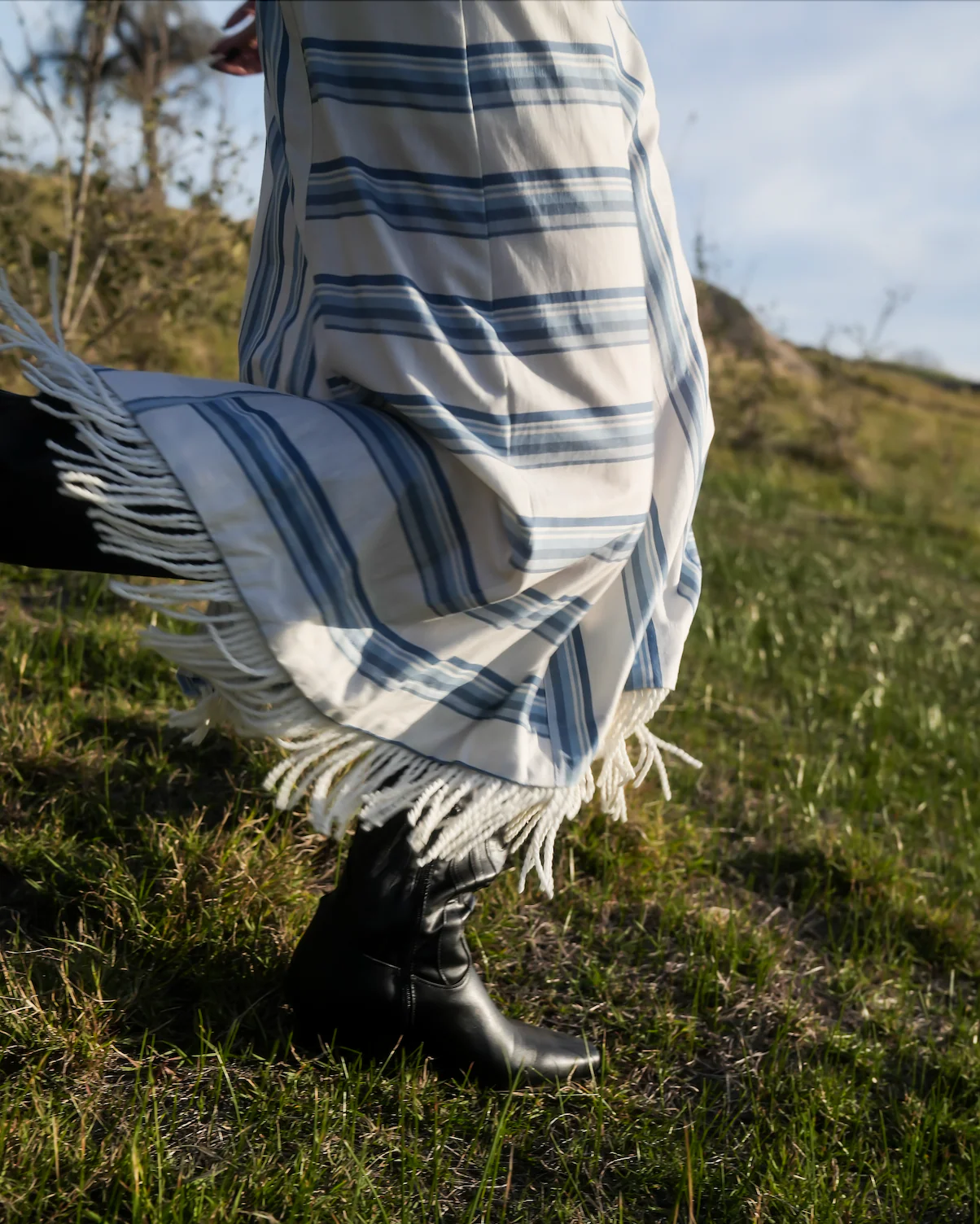 MAGGIE HARPER DRESS IN CERULEAN ANTIQUE STRIPE - Image 3